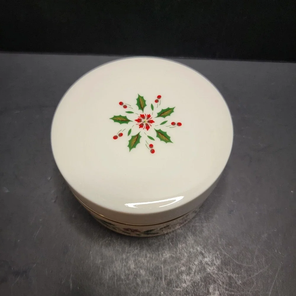 Royal Doulton English Porcelain Vintage Holly Pointsetta  Dresser Jar 1986